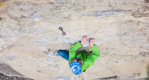 Escalador de rocas en una roca . — Foto de Stock