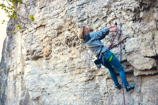 Escalador de rocas en una roca . —  Fotos de Stock