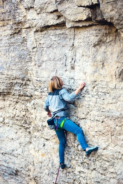 La mujer está en una roca . — Foto de Stock