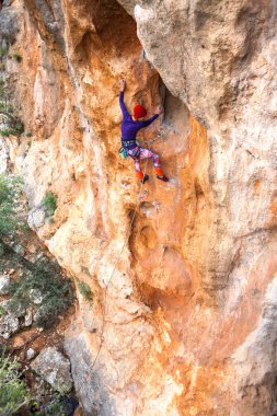 Bir dağcı bir kayanın üzerinde.