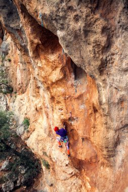 Bir dağcı bir kayanın üzerinde.