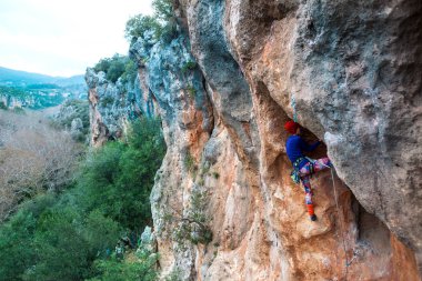 Bir dağcı bir kayanın üzerinde.