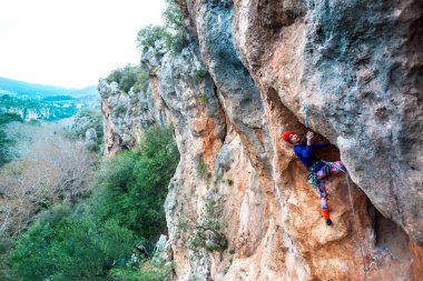 Bir dağcı bir kayanın üzerinde.