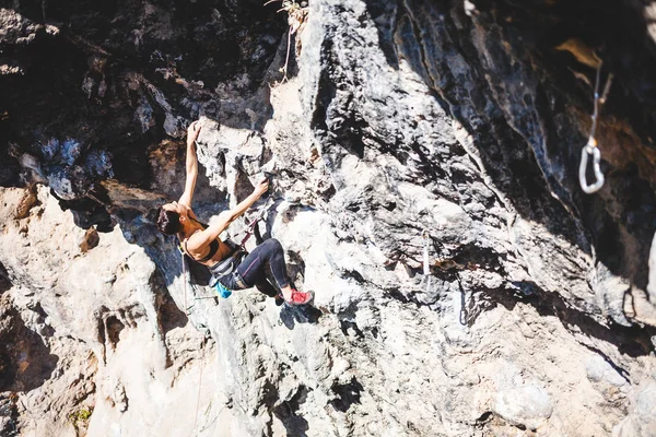Een vrouw klimt de rots. — Stockfoto