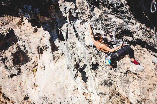 Una mujer sube a la roca . —  Fotos de Stock