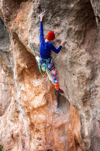 Un escalador en una roca . — Foto de Stock