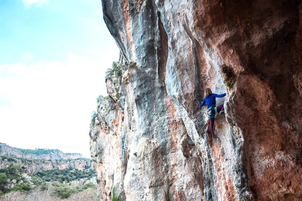 Un escalador en una roca . — Foto de Stock