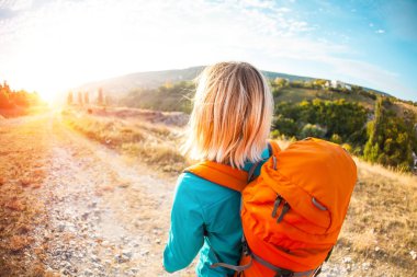 sırt çantası ile kız.