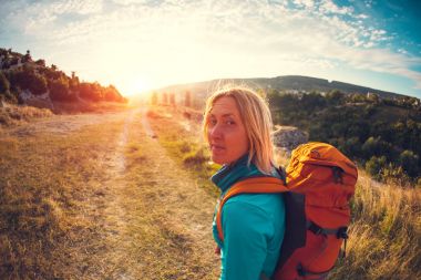 Sırt çantalı kadın.