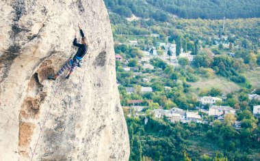 kaya kız tırmanıyor.