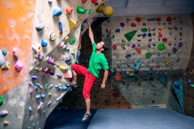 Bir dağcı bouldering hall içinde yer alır..