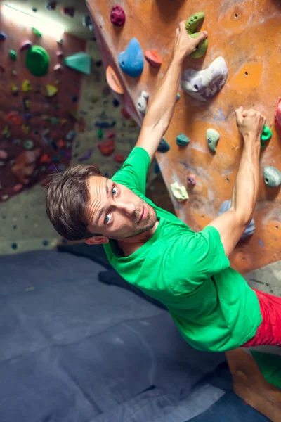 Escalada en roca en el gimnasio . —  Fotos de Stock