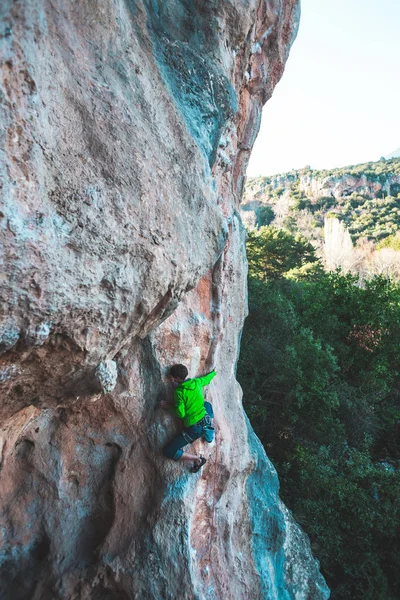 Un hombre sube a la roca . — Foto de Stock