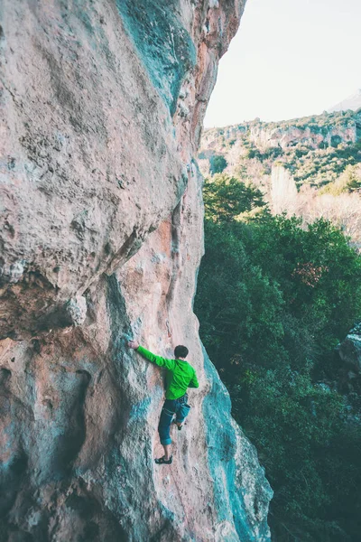 Un hombre sube a la roca . — Foto de Stock