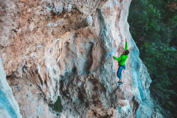 Un hombre sube a la roca . — Foto de Stock