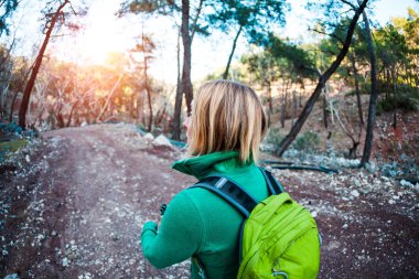 Dağlarda sırt çantalı bir kadın..