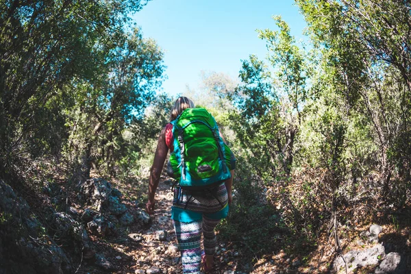 Nő egy hátizsák a hegyekben. — Stock Fotó