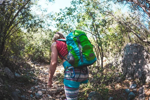 산 속에서 배낭을 메고 있는 여자. — 스톡 사진