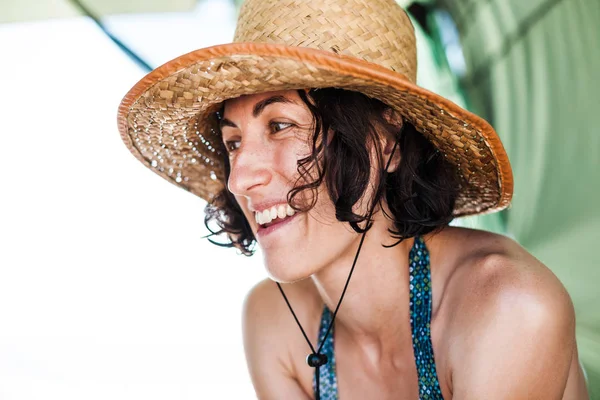 Retrato de uma mulher em um chapéu . — Fotografia de Stock