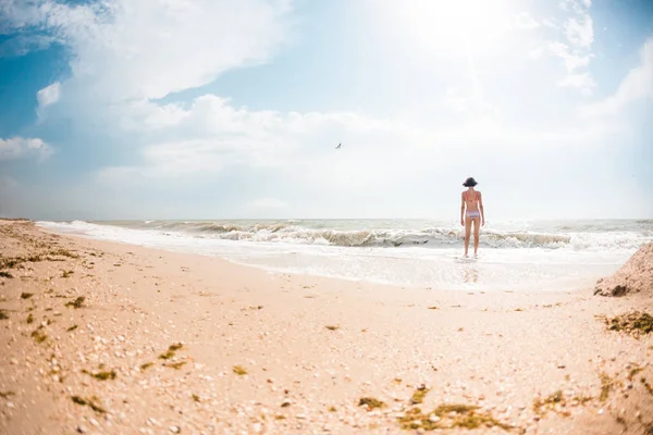Una ragazza cammina lungo la spiaggia . — Foto Stock
