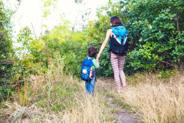 Çocuk ve annem ormandaki.