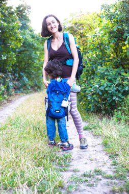 Çocuk ve annem ormandaki.