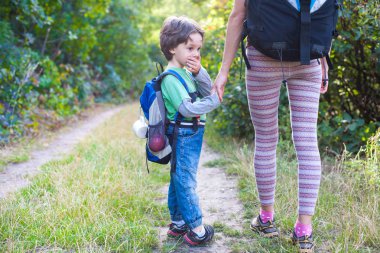 Çocuk ve annem ormandaki.