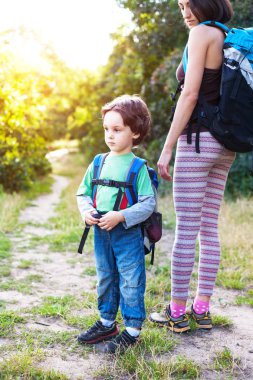 Çocuk ve annem ormandaki.