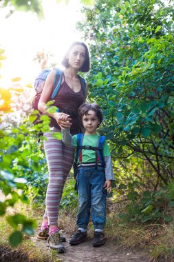 Çocuk ve annem ormandaki.