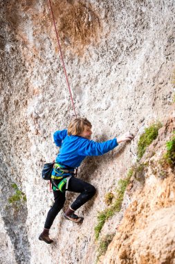 Çocuk rock tırmanıyor.