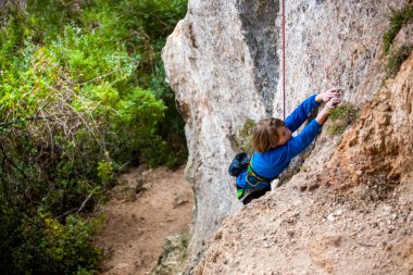 Bir dağcı çocuktur.