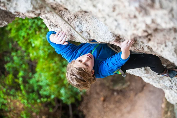 Das Kind erklettert den Felsen. — Stockfoto