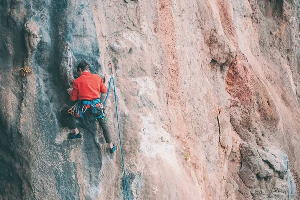 Un hombre sube a la roca . — Foto de Stock