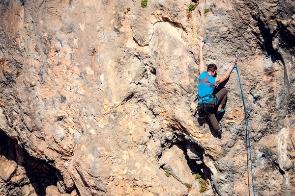 Un homme grimpe le rocher . — Photo
