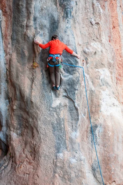 Ein Mann erklimmt den Felsen. — Stockfoto