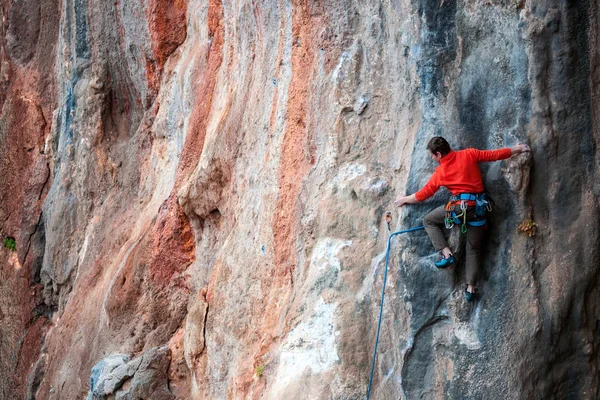 एक माणूस खडक चढतो . — स्टॉक फोटो, इमेज