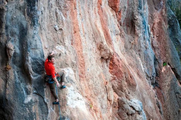 Ein Mann erklimmt den Felsen. — Stockfoto