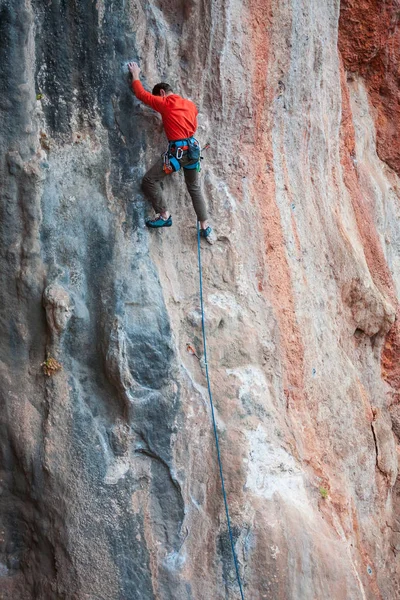 Bir adam kaya tırmanıyor. — Stok fotoğraf