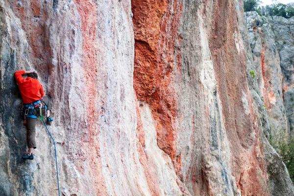 Un uomo scala la roccia . — Foto Stock