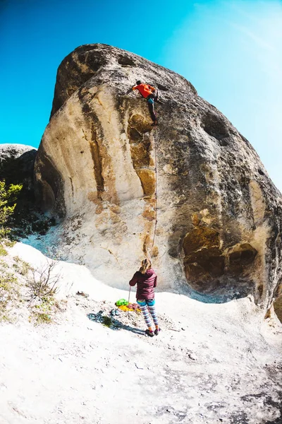 Treinar escaladores de rocha na natureza . — Fotografia de Stock