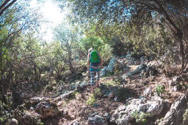 Dağlarda sırt çantalı bir kadın..