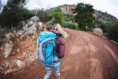 Dağcı tırmanış için hazırlanıyor.