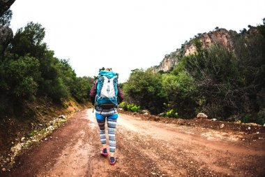 Dağcı tırmanış için hazırlanıyor.