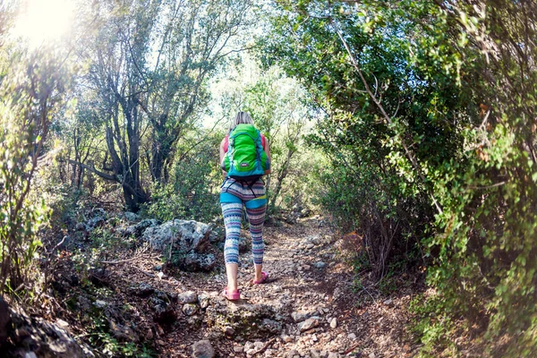 Femme avec un sac à dos dans les montagnes. — Photo