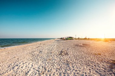 Deniz kıyısında dinlenmek.