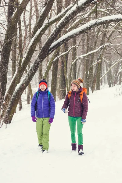 Deux femmes marchent dans le parc . — Photo