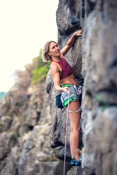 女の子は、岩を登る — ストック写真