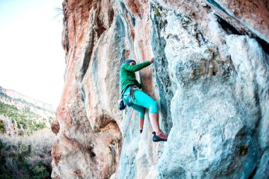 Bir kadın rock tırmanıyor.
