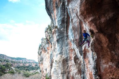 Bir dağcı bir kayanın üzerinde.
