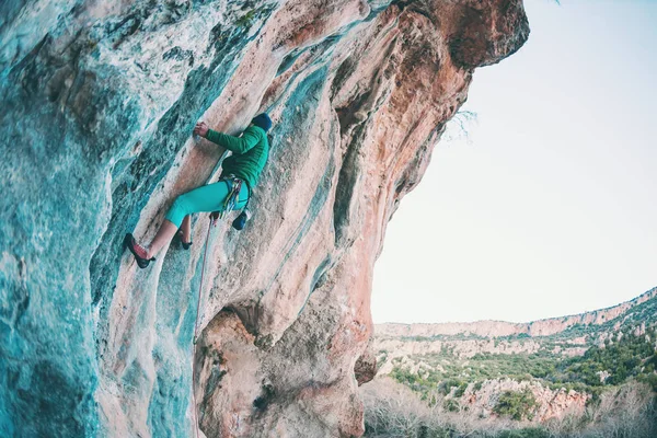 A woman climbs the rock. — Stock Photo, Image